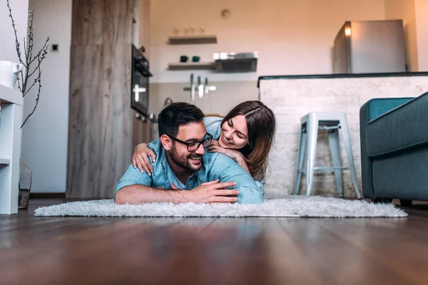 Pareja Feliz Relajándose Casa — Foto de Stock