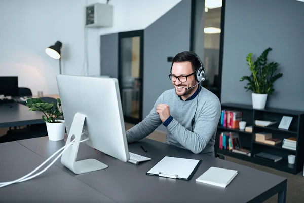 Young Male Customer Support Operator Working His Headset — Stock Photo, Image