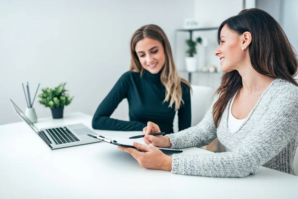 Två Vackra Affärskvinnor Som Arbetar Tillsammans Ljusa Moderna Kontor — Stockfoto