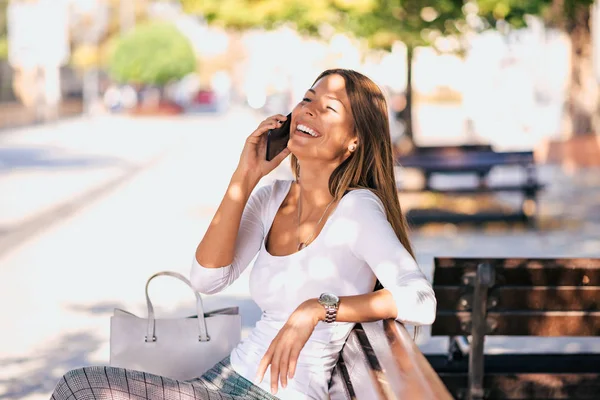 Young Woman Laughing Wihle Talking Mobile Phone Outdoors — Stock Photo, Image