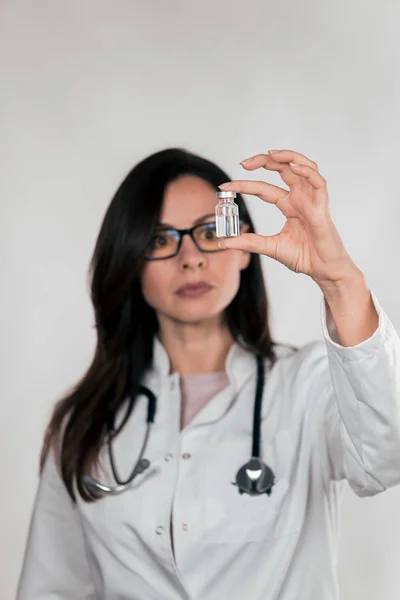 Portrait Une Femme Médecin Tenant Une Ampoule Verre Avec Des — Photo