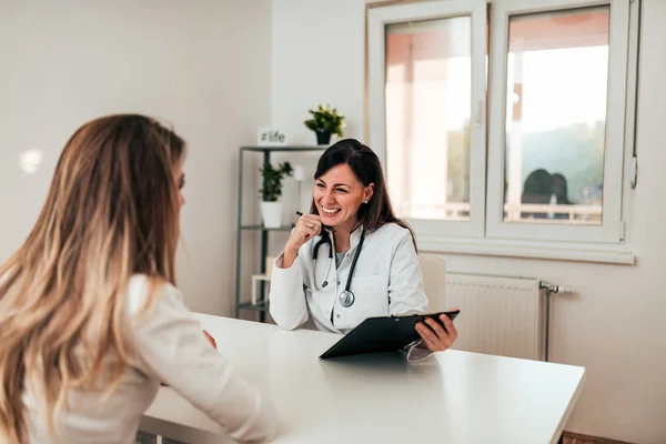 Schöne Ärztin Und Junge Patientin Gespräch Der Arztpraxis — Stockfoto