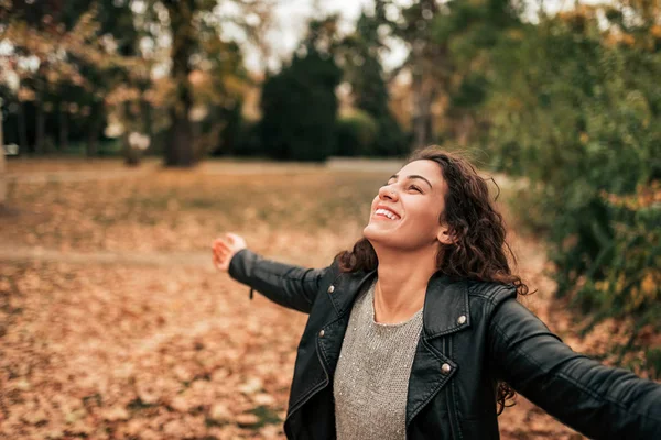 Chica Despreocupada Relajándose Parque Otoño — Foto de Stock