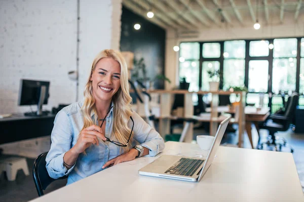 Business Portrait Beautiful Blonde Woman Creative Studio — Stock Photo, Image