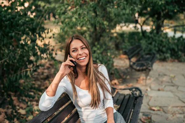 Усміхнена Молода Жінка Має Дзвінок Парку — стокове фото