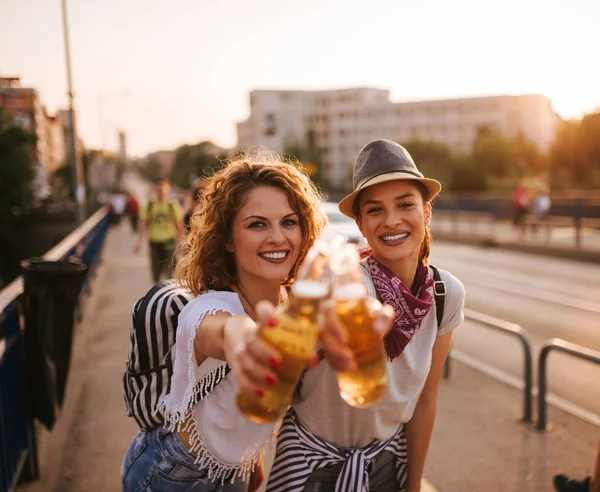 Imagem Close Duas Jovens Mulheres Felizes Com Bebidas Batendo Garrafas — Fotografia de Stock