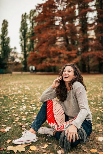 Mujer Joven Sonriente Hablando Por Teléfono Parque Otoño —  Fotos de Stock