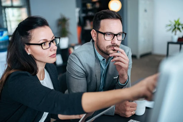 Young Geconcentreerd Business Team Samen Werken — Stockfoto