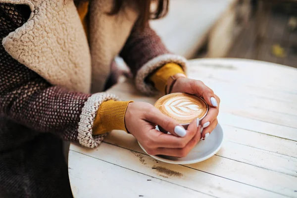 Close Image Young Woman Drinking Coffee Outdoors — Stock Photo, Image