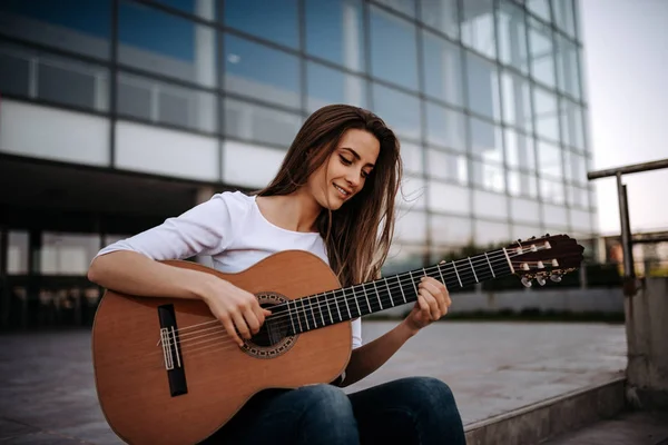 Porträtt Underbara Flicka Spela Akustisk Gitarr Staden — Stockfoto