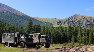 Dağlarda bir arazi aracı.