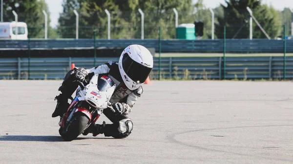 少年は小さな自転車に乗って — ストック写真