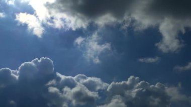 Gün batımında gökyüzünde güzel bulutlar hareket eder. Renkli bulutlu doku. 