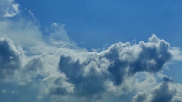 Lindas Nuvens Movem Pelo Céu Pôr Sol Textura Com Nuvens — Vídeo de Stock