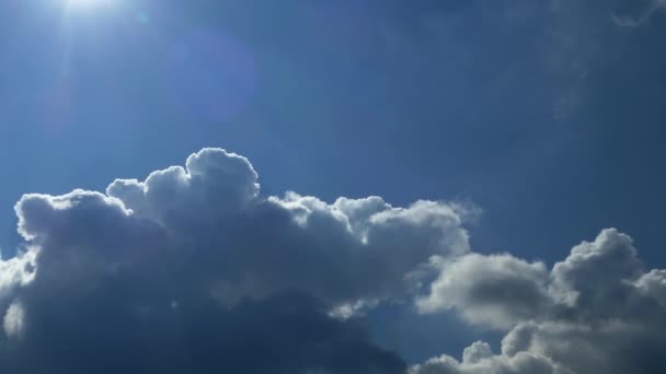 Beyaz Bulutlar Mavi Gökyüzüne Doğru Uçar Yaz Havası — Stok video