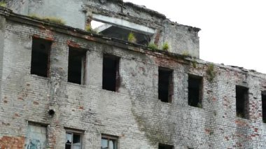 Eski bir fabrikanın kalıntıları. Terk edilmiş bina çimen ve ağaçlarla kaplıydı. Duvarlarda ve tavanda delikler ve çatlaklar.