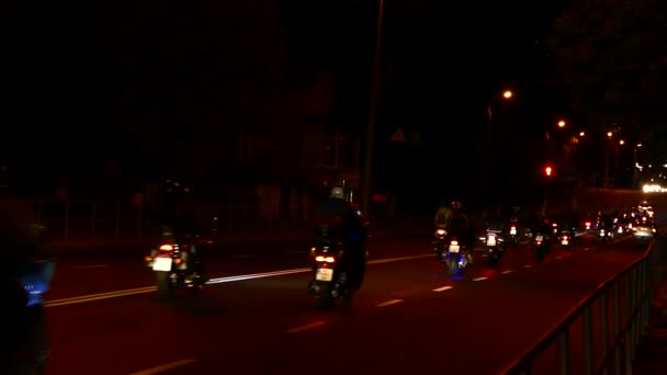 Acompanhante Motociclistas Que Passam Pela Cidade Noite — Vídeo de Stock