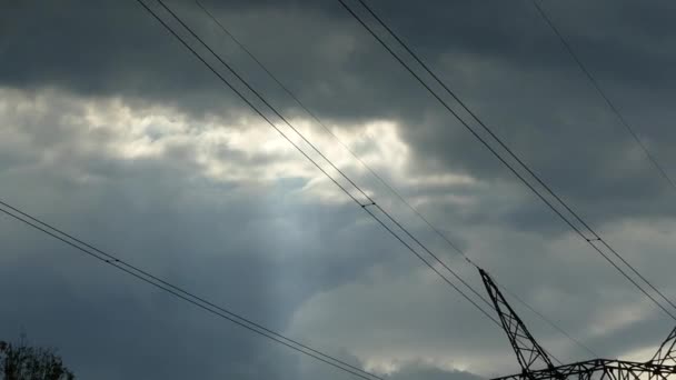 Bulutlu Bir Günbatımının Arka Planında Yüksek Voltaj Direkleri Enerjinin Gücü — Stok video