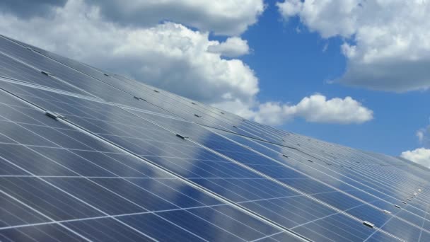 太阳能站上的太阳能电池板 云反射在太阳能电池板的表面上 替代清洁电力 多晶和单晶元素 — 图库视频影像