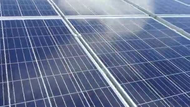 Sonnenkollektoren Auf Einer Solarstation Die Wolken Spiegeln Sich Auf Der — Stockvideo