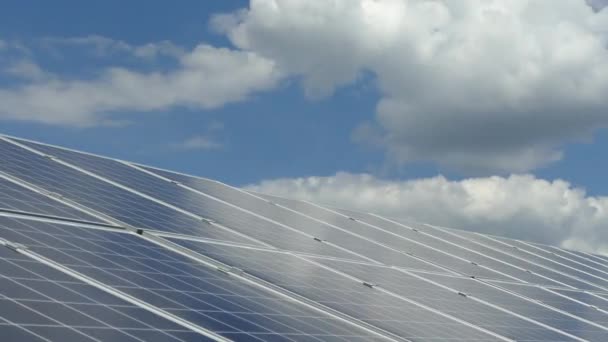 Sonnenkollektoren Auf Einer Solarstation Die Wolken Spiegeln Sich Auf Der — Stockvideo