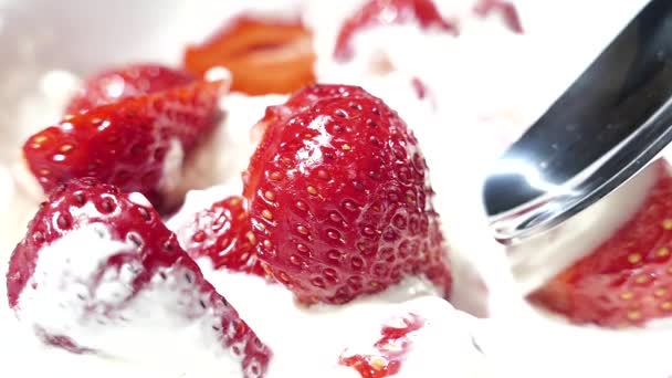 Jordbær Med Fløde Tallerken Spoon Spise Lækker Dessert Jordbær Creme – Stock-video