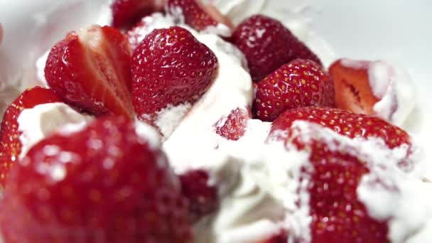 盘子里放着奶油的草莓 勺子用酸奶油吃美味的草莓甜点 夏天甜甜的红色甜点 — 图库视频影像