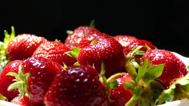 Fresas Frescas Maduras Bol Sobre Fondo Negro Verde Fresas Jardín — Vídeo de stock