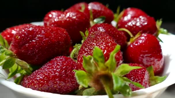 Fresas Frescas Maduras Bol Sobre Fondo Negro Verde Fresas Jardín — Vídeos de Stock