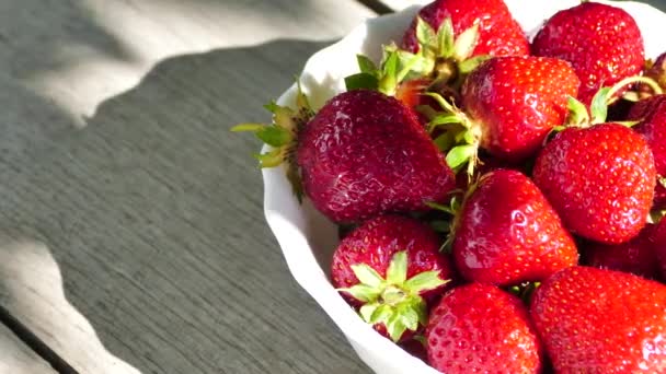 Fresas Frescas Maduras Tazón Blanco Sobre Fondo Negro Verde Fresas — Vídeos de Stock