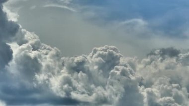 Siyah bulutlar gökyüzünde hızla uçar ve kıvrılır. Bir kasırga yaklaşıyor.. 