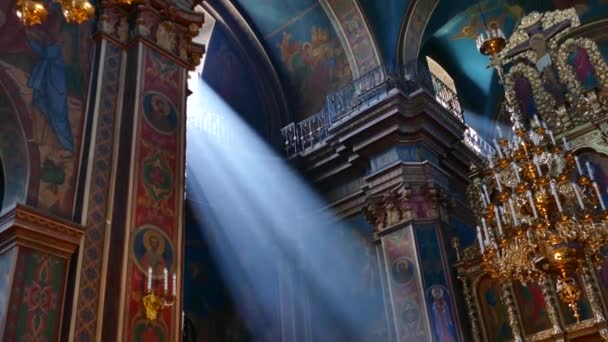 Modlitwa Odbywa Się Kościele Prawosławnym Promienie Słońca Świecą Przez Okno — Wideo stockowe