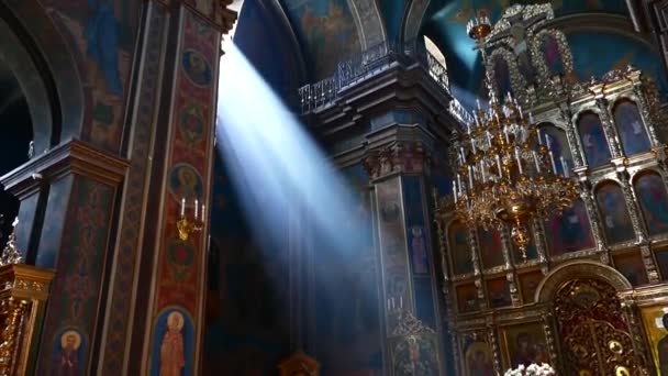Modlitwa Odbywa Się Kościele Prawosławnym Promienie Słońca Świecą Przez Okno — Wideo stockowe