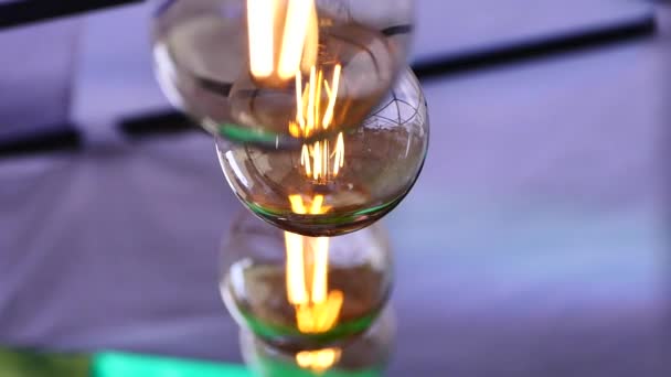 Електричні Лампочки Звисають Поспіль Світяться Вкрадені — стокове відео
