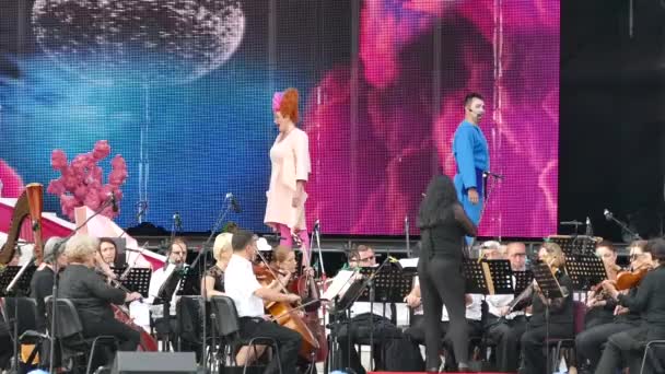 ウクライナ チューリン 2018年6月 オペラ音楽とパフォーマンスの祭典 オーケストラが演奏しています 演劇は上にあります — ストック動画