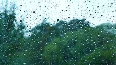 Pencerenin dışında yağmur var. Bardaktan aşağı yağmur damlaları akıyor. Bir damla suyla birlikte doku. Kötü hava. 