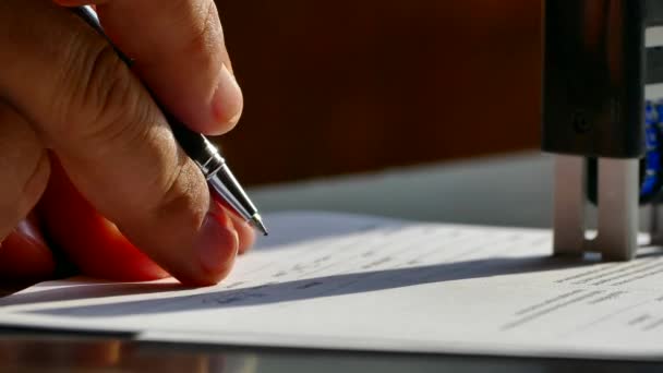 Людина Підписує Документ Кульковою Ручкою Столі Підписання Угоди — стокове відео