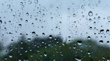 Pencerenin dışında yağmur var. Bardaktan aşağı yağmur damlaları akıyor. Bir damla suyla birlikte doku. Kötü hava.