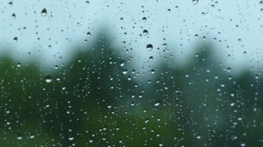 Pencerenin dışında yağmur var. Bardaktan aşağı yağmur damlaları akıyor. Bir damla suyla birlikte doku. Kötü hava.