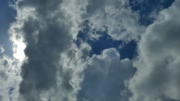 Nuvens Voam Rápido Sobre Céu Nuvens Branco Azuis Movem Longo — Vídeo de Stock