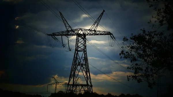 Високовольтні Стовпи Тлі Похмурого Заходу Сонця Сила Енергії Лінії Електропередач Ліцензійні Стокові Фото