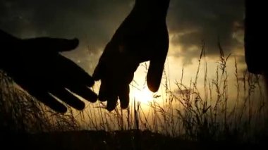 Baba ve oğul günbatımında elele  