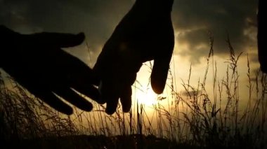 Baba ve oğul günbatımında elele  