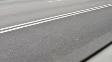 Taşıma bir asfalt yolda gidiyor