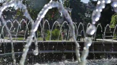 Şehir Çeşme Meydanı'nda. Su damlaları sinek ve sıcak bir gün çerçevede bir yaz aylarında kaynatın.