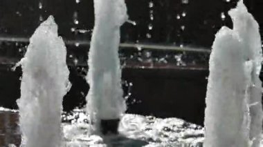 Şehir Çeşme Meydanı'nda. Su damlaları sinek ve sıcak bir gün çerçevede bir yaz aylarında kaynatın.