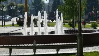 Şehir Çeşme Meydanı'nda. Su damlaları sinek ve sıcak bir gün çerçevede bir yaz aylarında kaynatın.