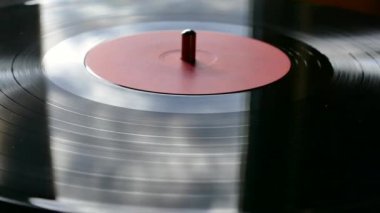 Vinil kaydı turntable dönüyor. Retro müzik. Temiz ses plaka. Soundtrack. Ses kayıt stüdyosu.