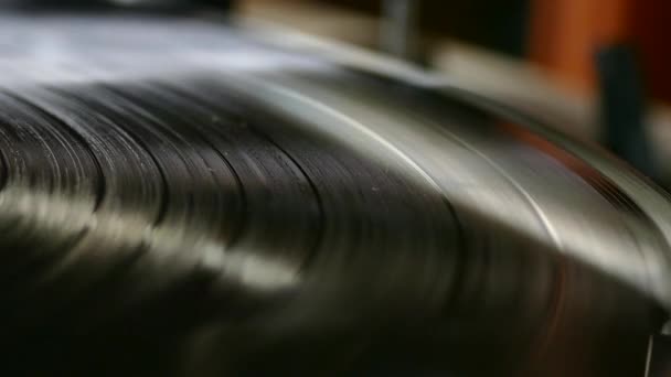ビニール レコードがターン テーブルで回転します レトロな音楽 プレートのクリーン サウンド サウンド トラック 録音スタジオ — ストック動画