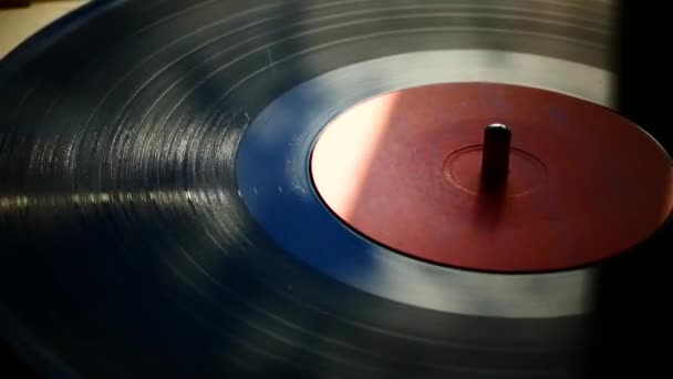 ビニール レコードがターン テーブルで回転します レトロな音楽 プレートのクリーン サウンド サウンド トラック 録音スタジオ — ストック動画